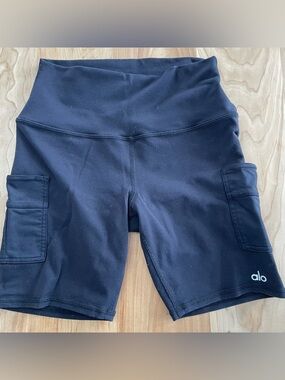 Alo Yoga Women’s Small Biker Shorts Black High Rise Stretch Cargo Pockets